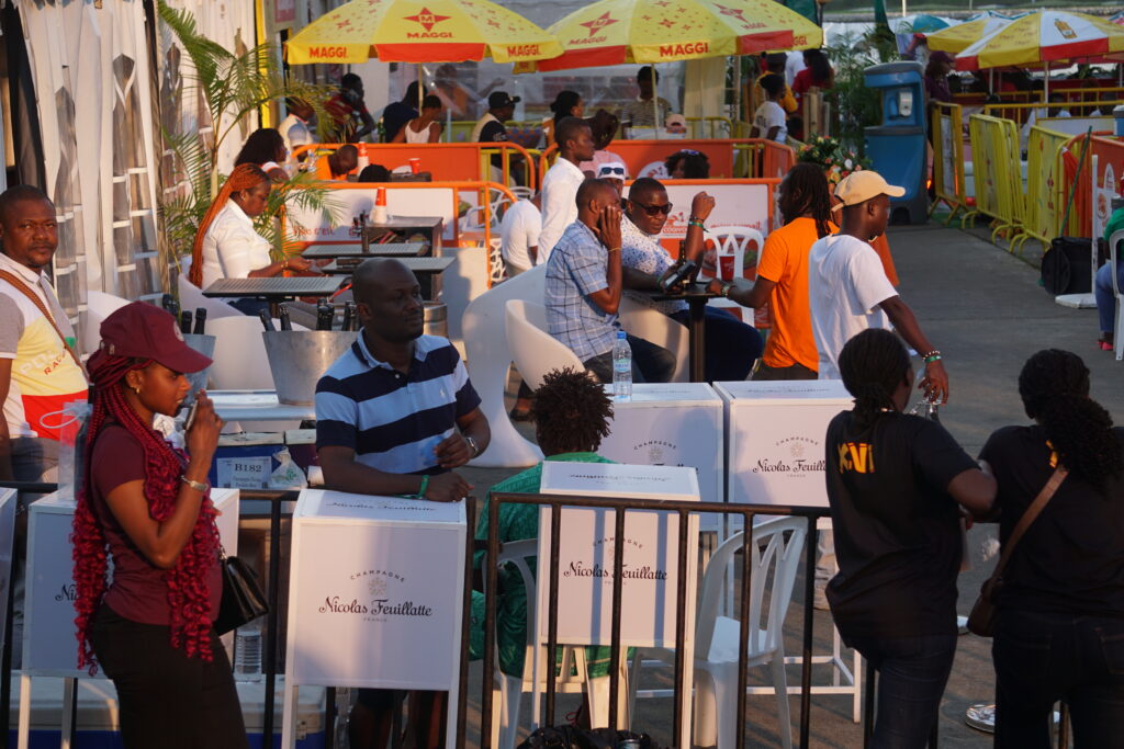Une vue des stands VIP de la 16è édition du festival des grillades d'Abidjan au Palais de la Culture de Treichville