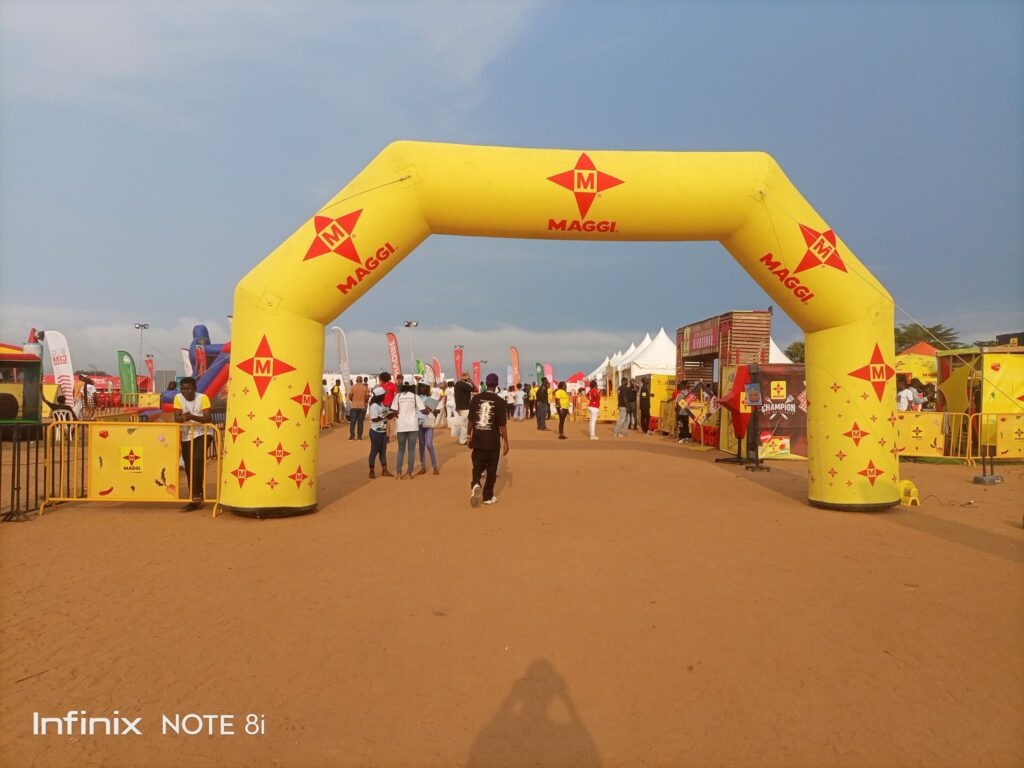 L'entrée principale du festival de grillades au stade municipal de Grand Bassam