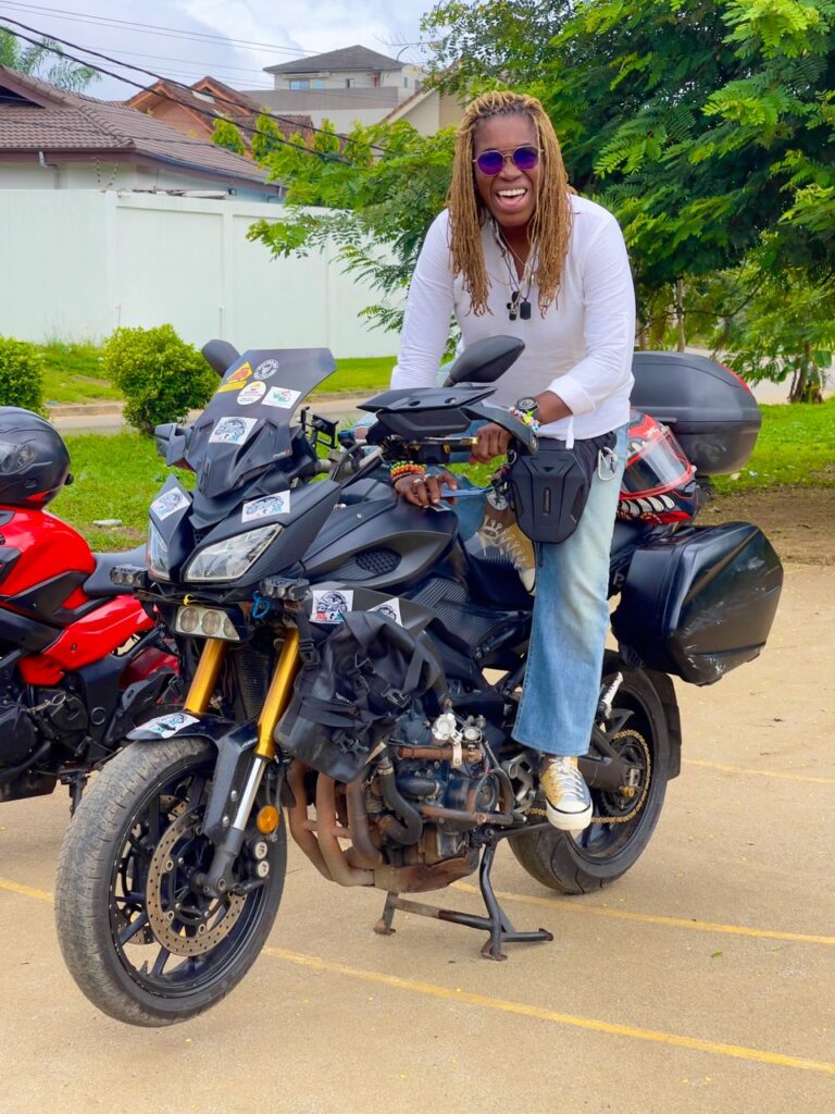 Bambina, la motarde ivoirienne qui veut parcourir le monde à moto