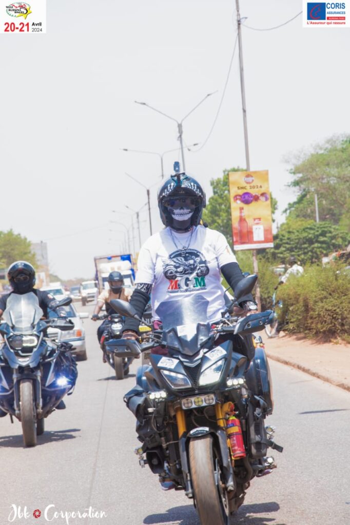 Bambina, la motarde ivoirienne qui veut parcourir le monde à moto