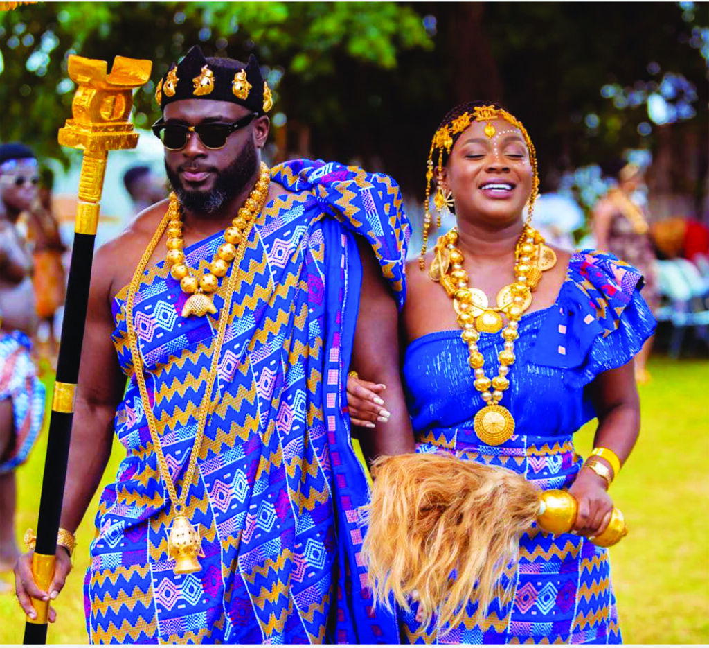 Un couple en tenue traditionnelle ivoirienne