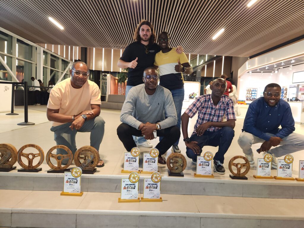 equipage Nobou Frederic et Coulibaly Daniel preésentant leurs trophées